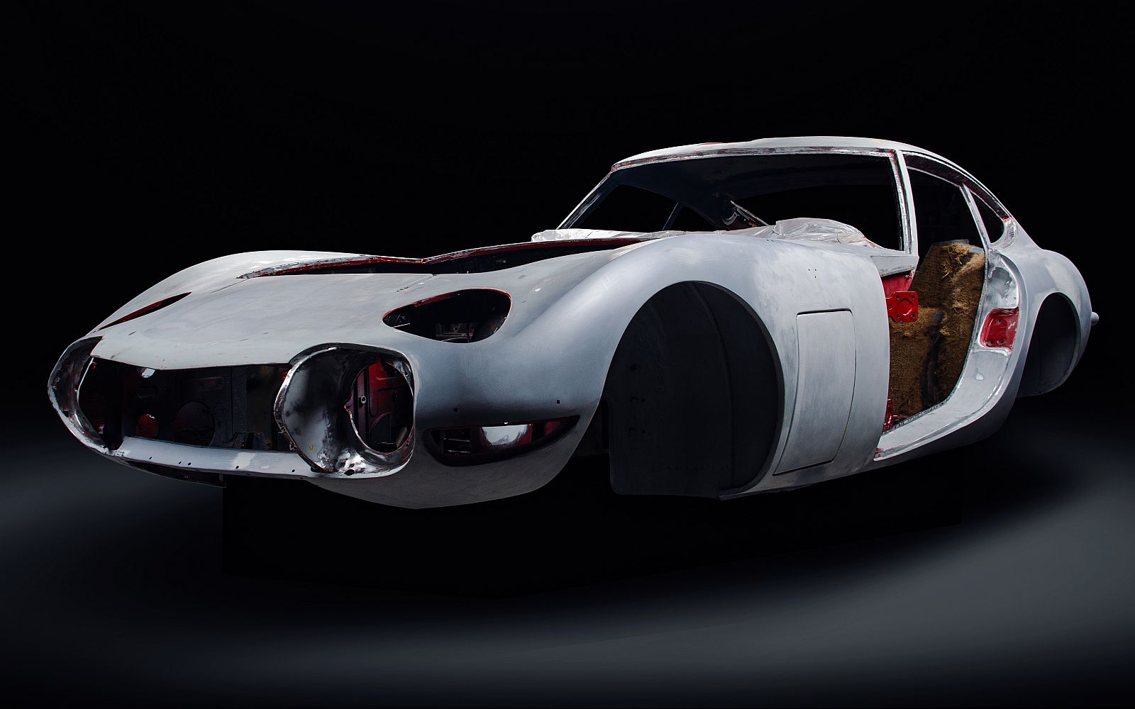 Follow the restoration of a Toyota 2000GT