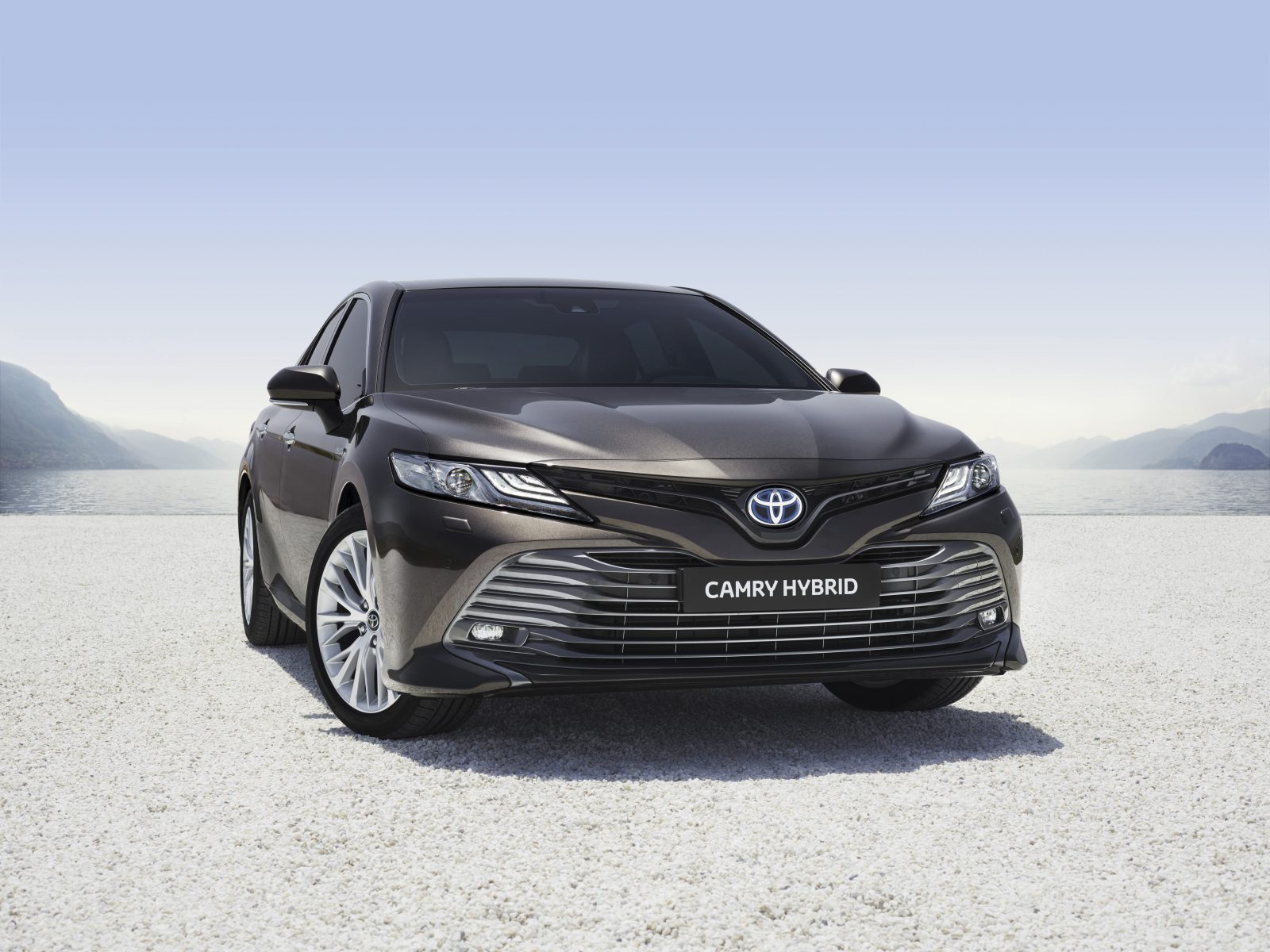 2019 Toyota Camry: saloon returns to the UK