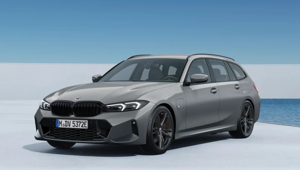 2023 BMW 330e Touring LCI Filmed In Snowy Austria