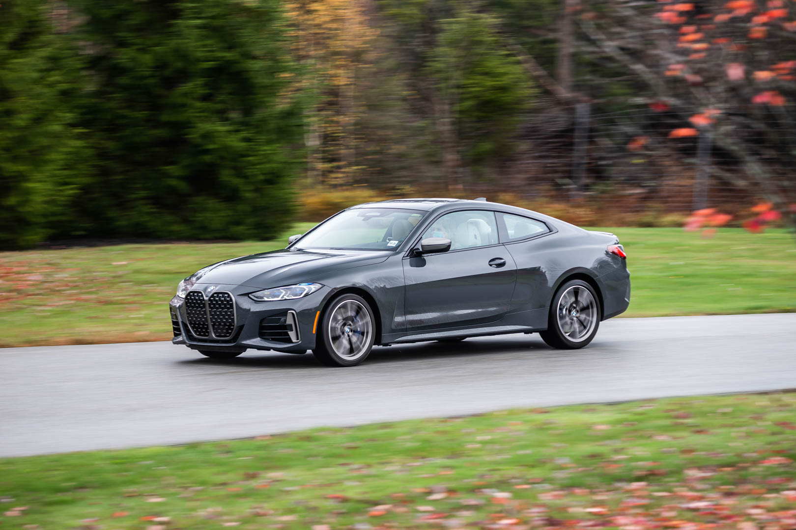 BMW M440d Fights Volkswagen Golf 8 R In Unexpected Drag Race