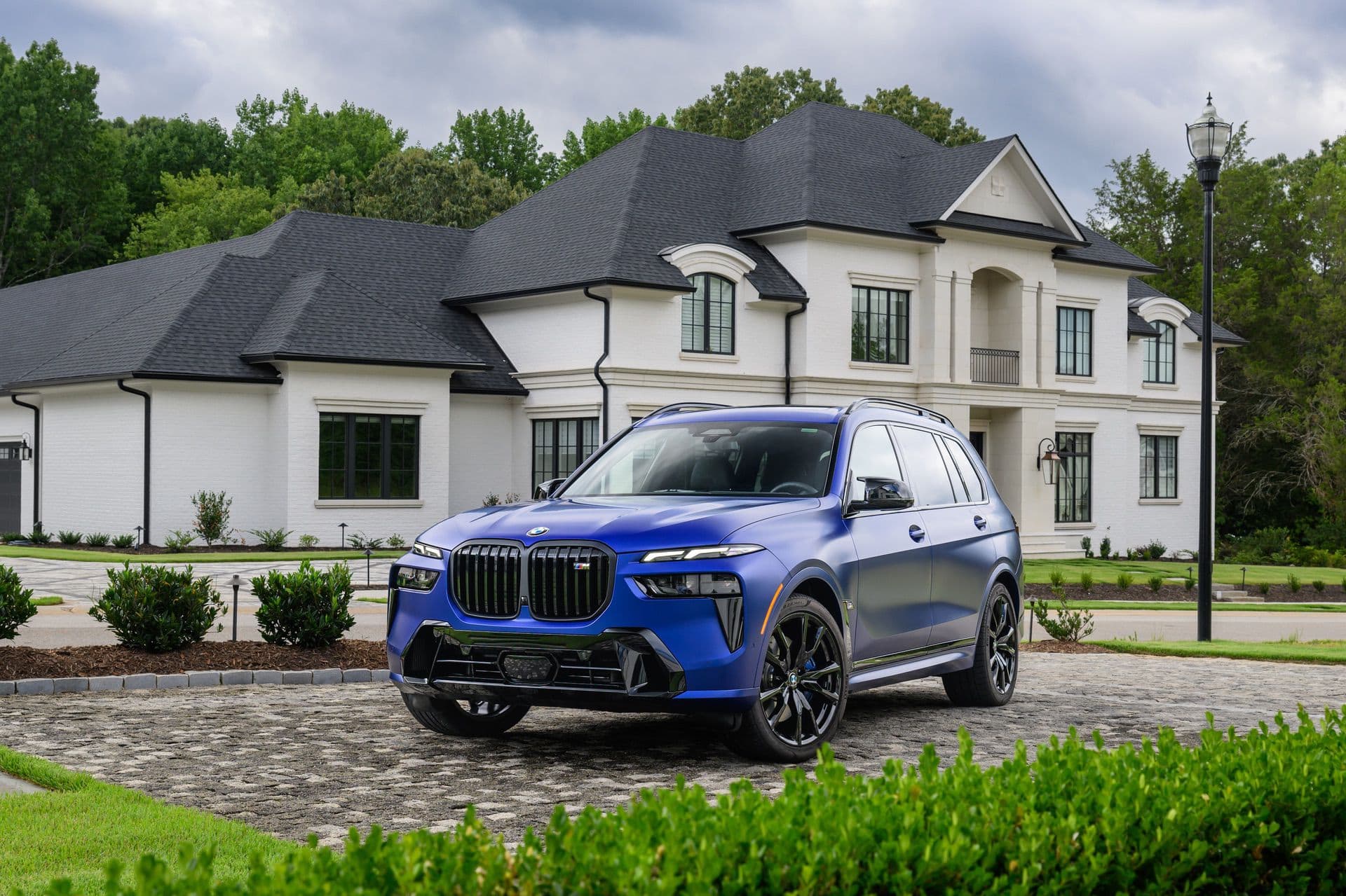 VIDEO: Can the BMW X7 M60i Beat a Range Rover P530?