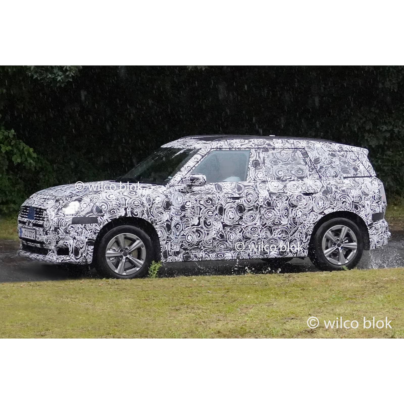 Next-Gen MINI Countryman Stalked In Traffic With Big Body, Quad Exhaust